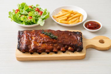 Barbekü soslu ızgara pirzola ve domuz pirzolası.