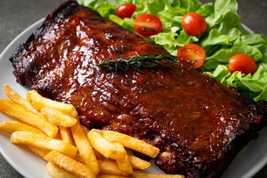 Barbekü soslu ızgara pirzola ve domuz pirzolası.