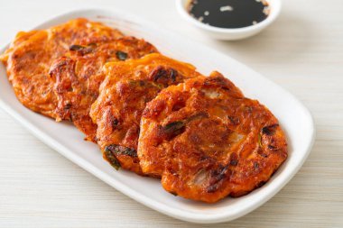 Kore kimçili krep veya Kimçijeon - Kızarmış yumurta, kimçi ve un - Kore geleneksel yemek tarzı