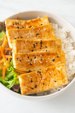 Teriyaki tofu pirinç kasesi - vejetaryen ve vejetaryen yemek tarzı