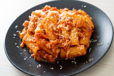 Peynirli bolonez rigatoni makarna - geleneksel İtalyan makarnası
