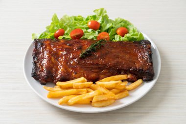 Barbekü soslu ızgara pirzola ve domuz pirzolası.