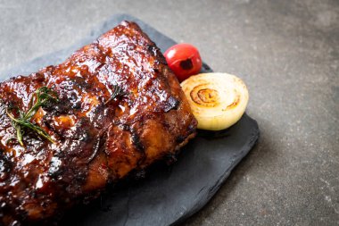 Izgara ve ızgara domuz pirzolası.