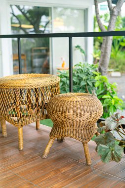 Hasır ya da ahtapot koltuğu balkona yerleştirilmiş.