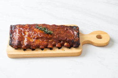 Barbekü soslu ızgara pirzola ve domuz pirzolası.