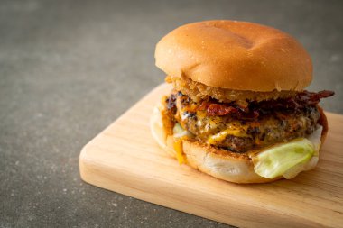 Tahtada peynirli biftek, pastırma ve soğan halkaları.