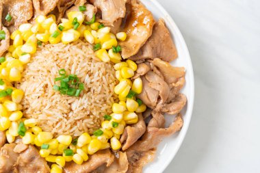 Domuz dilimli kızarmış pirinç ve Japon usulü mısır.