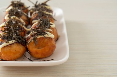 Takoyaki köftesi ya da ahtapot köftesi - Japon yemeği tarzı.