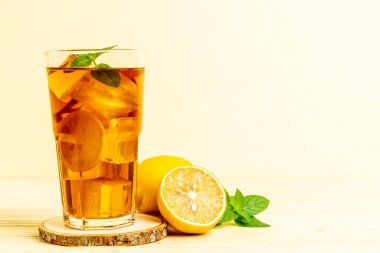 Bir bardak naneli buzlu limon çayı.