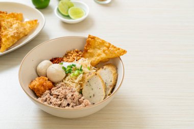 Balık köfteli baharatlı erişte ve çorbasız karides köftesi. Asya usulü.