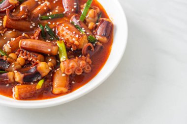 Ojing-O-Bokeum - Kore baharatlı soslu ahtapot - Kore yemeği tarzı