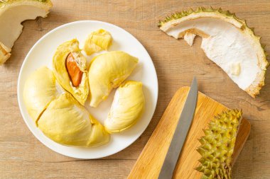 Durian olgun ve taze, durian kabuğu beyaz tabakta.