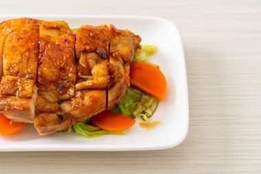 Teppanyaki teriyaki lahana ve havuçlu tavuk bifteği.