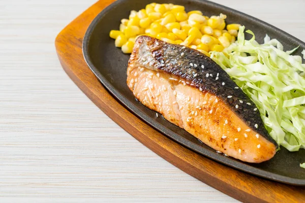焼き鮭フィレステーキ 日本料理のホットプレート — ストック写真