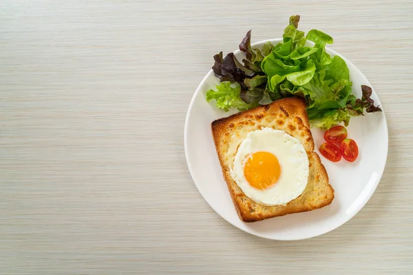 Pão Caseiro Torrado Com Queijo Ovo Frito Cima Com Salada — Fotografia de Stock