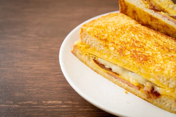 自家製フレンチトーストハムベーコンチーズサンドイッチ卵 — ストック写真