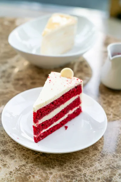 白色盘子上的红天鹅绒蛋糕 — 图库照片