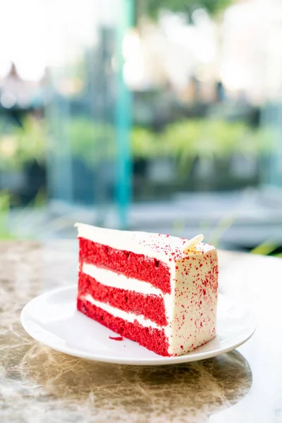 Красный Бархатный Торт Белой Тарелке — стоковое фото