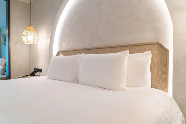 Зручні Білі Подушки Прикраси Ліжку — стокове фото