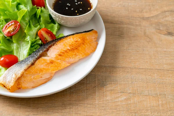 Kızarmış somon bifteği ve sebze salatası. Sağlıklı yemek tarzı.