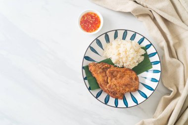 Yapışkan pirinç ve baharatlı tatlı soslu kızarmış tavuk.