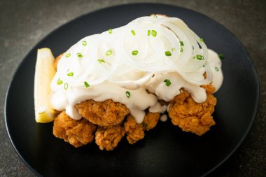 Kore usulü kremalı soğan soslu kar soğanı tavuğu ya da kızarmış tavuk.