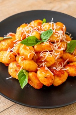 Peynirli domates soslu gnocchi - İtalyan yemeği tarzı.