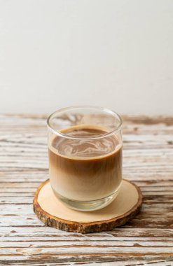 Bir bardak kahve, ahşap arka planda sütlü kahve.