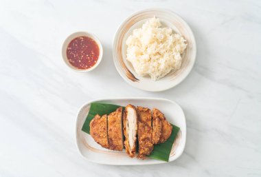 Yapışkan pirinç ve baharatlı tatlı soslu kızarmış tavuk.