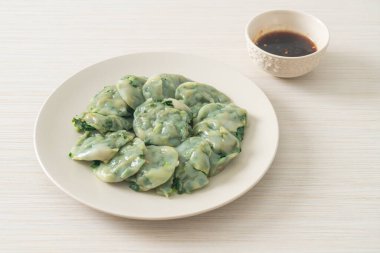 Soslu buğulanmış frenk soğanı. Asya usulü.