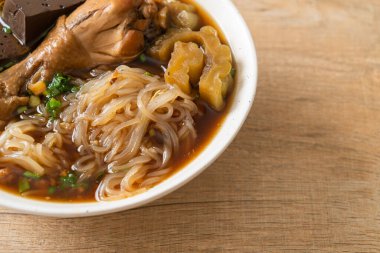 Kahverengi Çorba Kasesinde haşlanmış Tavuk Eriştesi - Asya usulü