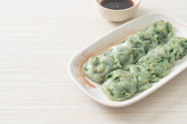 Soslu buğulanmış frenk soğanı. Asya usulü.