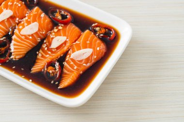 Salamura edilmiş somon balığı ya da Kore usulü soya sosu.