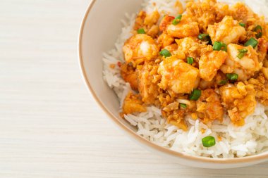 Sarımsaklı karides ve karides lapası.