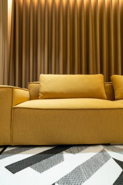 Oturma odasında boş altın hardal kanepesi