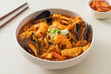 Jjamppong - Kore Deniz Ürünleri Erişte Çorbası - Kore yemek tarzı