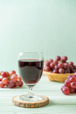 Ahşap zemin üzerinde taze üzüm suyu