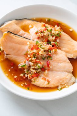 Yuzu Ponzu soslu haşlanmış alabalık veya somon balığı.