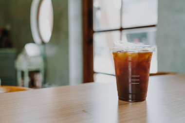 Buzlu americano kahvesi ya da kafeteryadaki uzun koyu kahve bardağı.