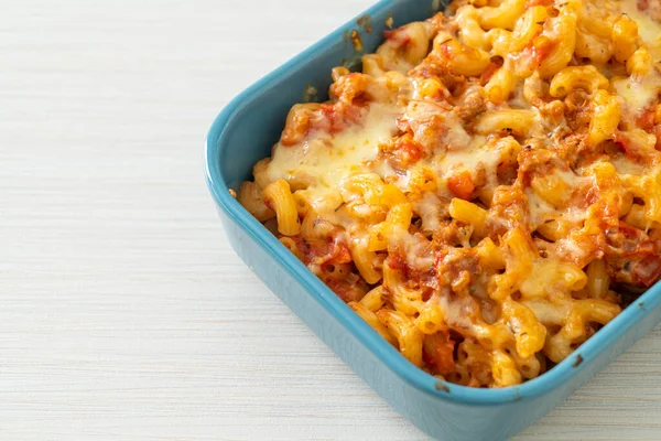 İtalyan usulü peynirli ev yapımı fırında makarna.