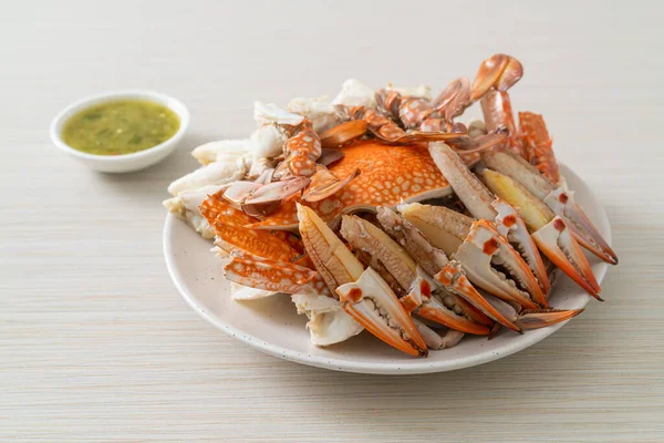 Baharatlı deniz ürünleri soslu haşlanmış mavi yengeç. Deniz ürünleri tarzı.