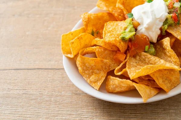 Mexikanische Nachos Tortilla Chips Mit Jalapeño Guacamole Tomaten Salsa Und — Stockfoto