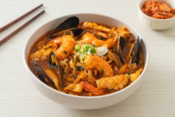 Jjamppong - Kore Deniz Ürünleri Erişte Çorbası - Kore yemek tarzı