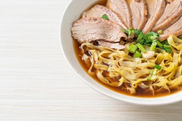 Kahverengi çorbada pişmiş ördekli yumurta eriştesi. Asya usulü.