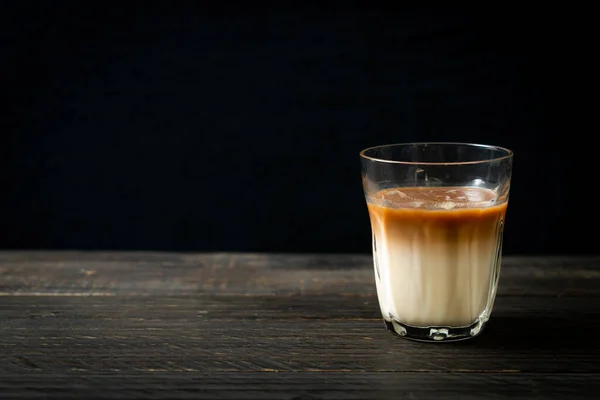Segelas Kopi Latte Kopi Dengan Susu Latar Belakang Kayu — Stok Foto