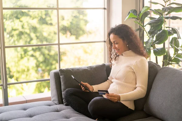 Mujer Latina Usando Tableta Mano Sosteniendo Tarjeta Crédito Concepto Compras — Foto de Stock