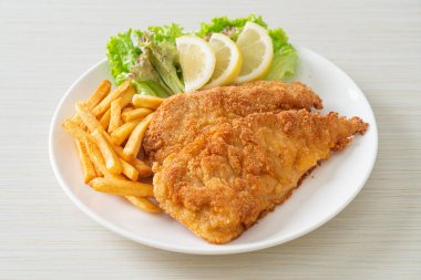 Patates cipsli ev yapımı sosisli Schnitzel, patates kızartmalı kızarmış tavuk, Avrupa yemeği tarzı.