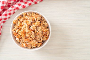 Kurutulmuş karides ya da kase içinde kurutulmuş tuzlanmış karides.