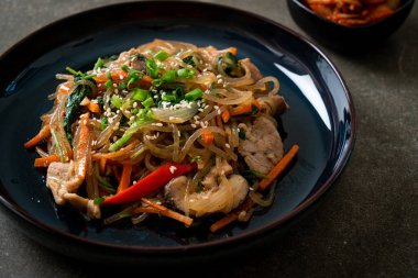 Japchae ya da karışık Kore vermicelli erişte sebzeli ve üzerine beyaz susamlı domuz eti - Kore geleneksel yemek tarzı