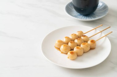 Mitarashi dango. Japon usulü soya soslu hamur tatlısı.